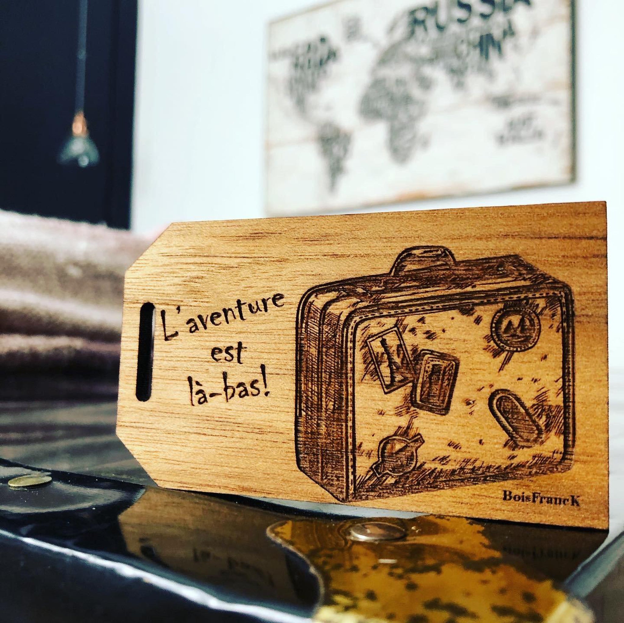 Etiquette a bagages personnalisee en bois-image valise et texte l'aventure est là-bas!-BoisFranck