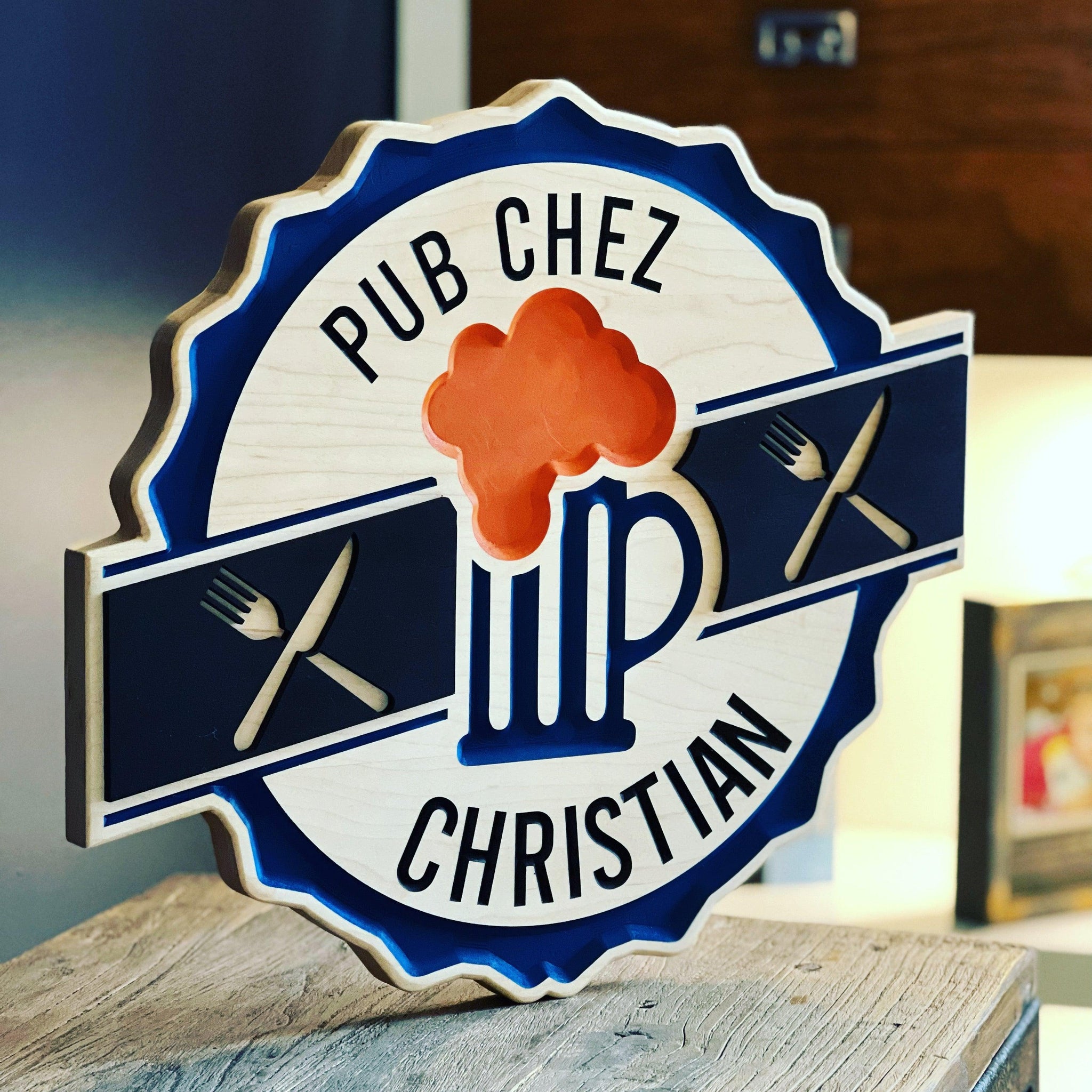 décoration murale en bois personnalisée-forme bouchon bière-pub chez christian-relief ustensiles et buck de bière-boisFrancK