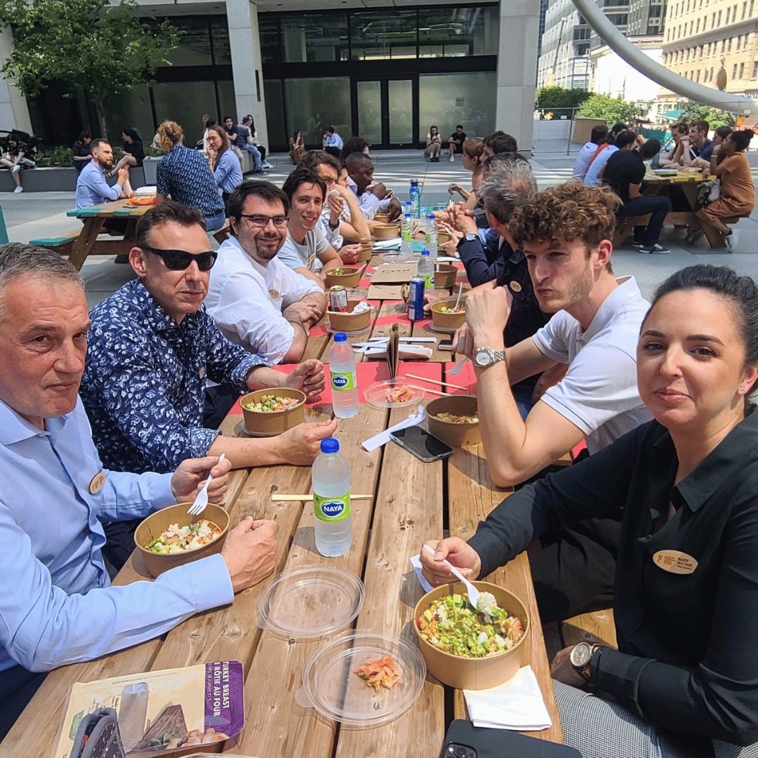 Groupe arborant leur épinglettes en bois personnalisées sur leur vêtement-BoisfranCK