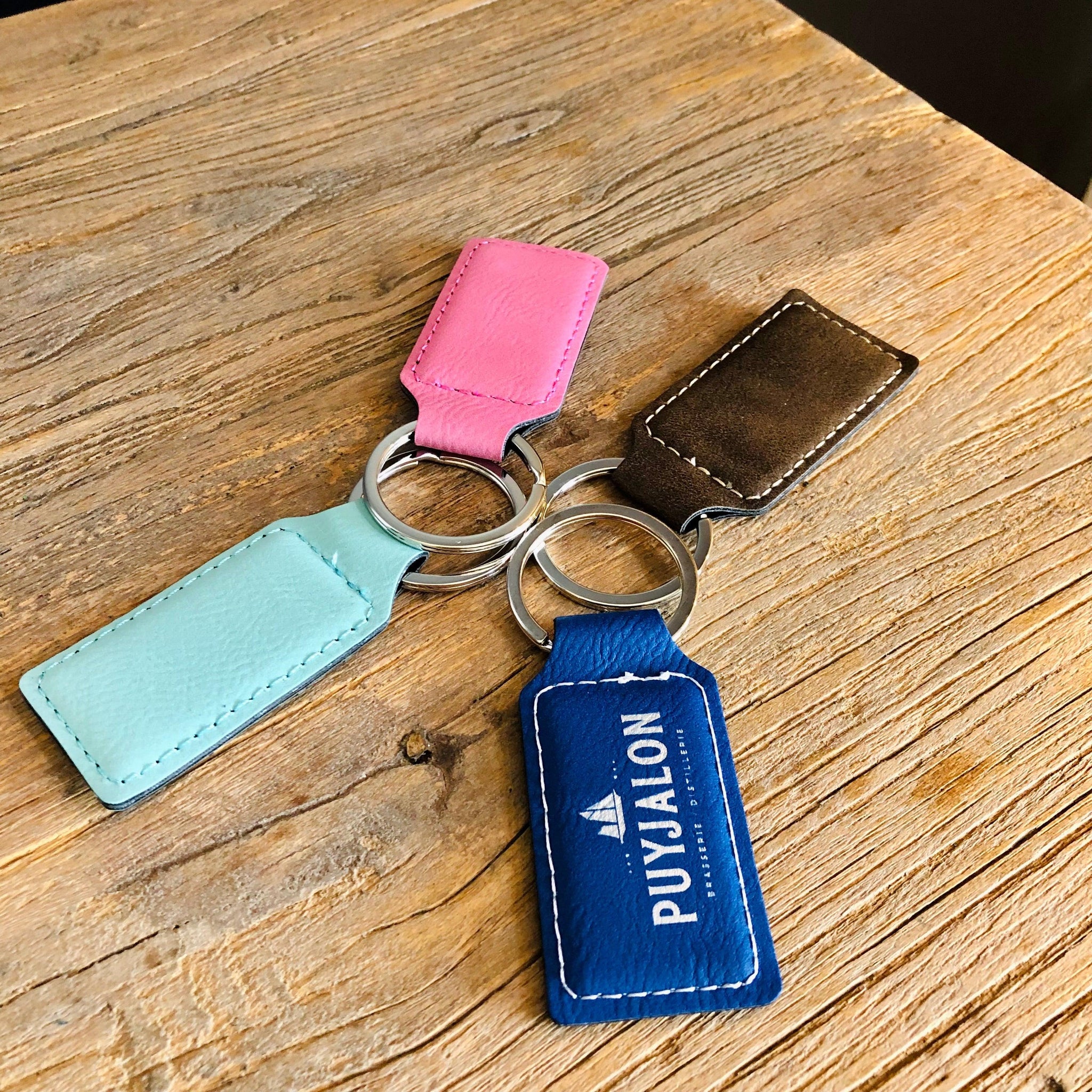 4 porte-clés en cuir - rose-aqua-brun et bleu- le bleu est gravé pour montrer sa personnalisation possible- BoisFrancK