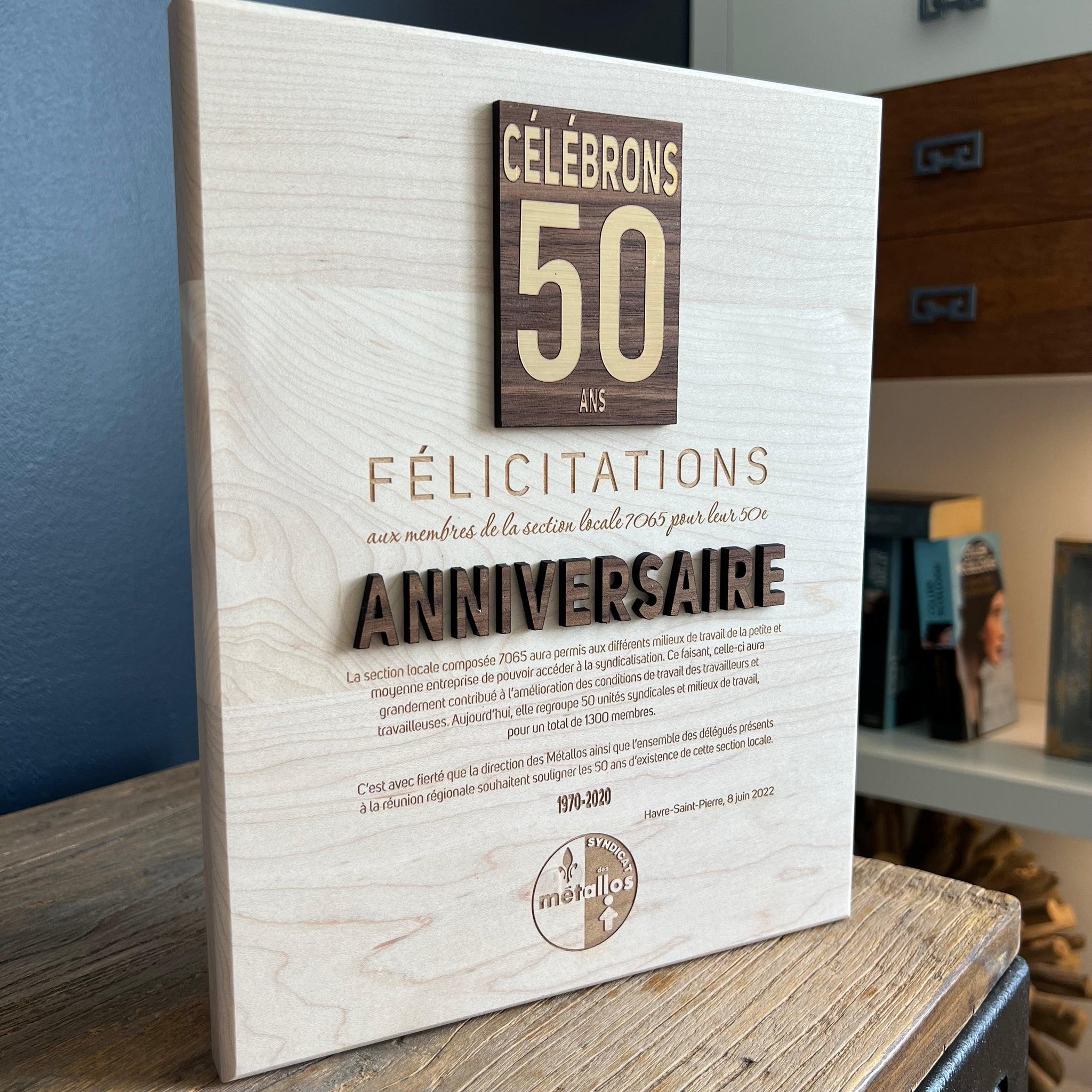 Plaque de reconnaissance en bois-métallos-50 ans-noyer noir et érable-relief-BoisFrancK