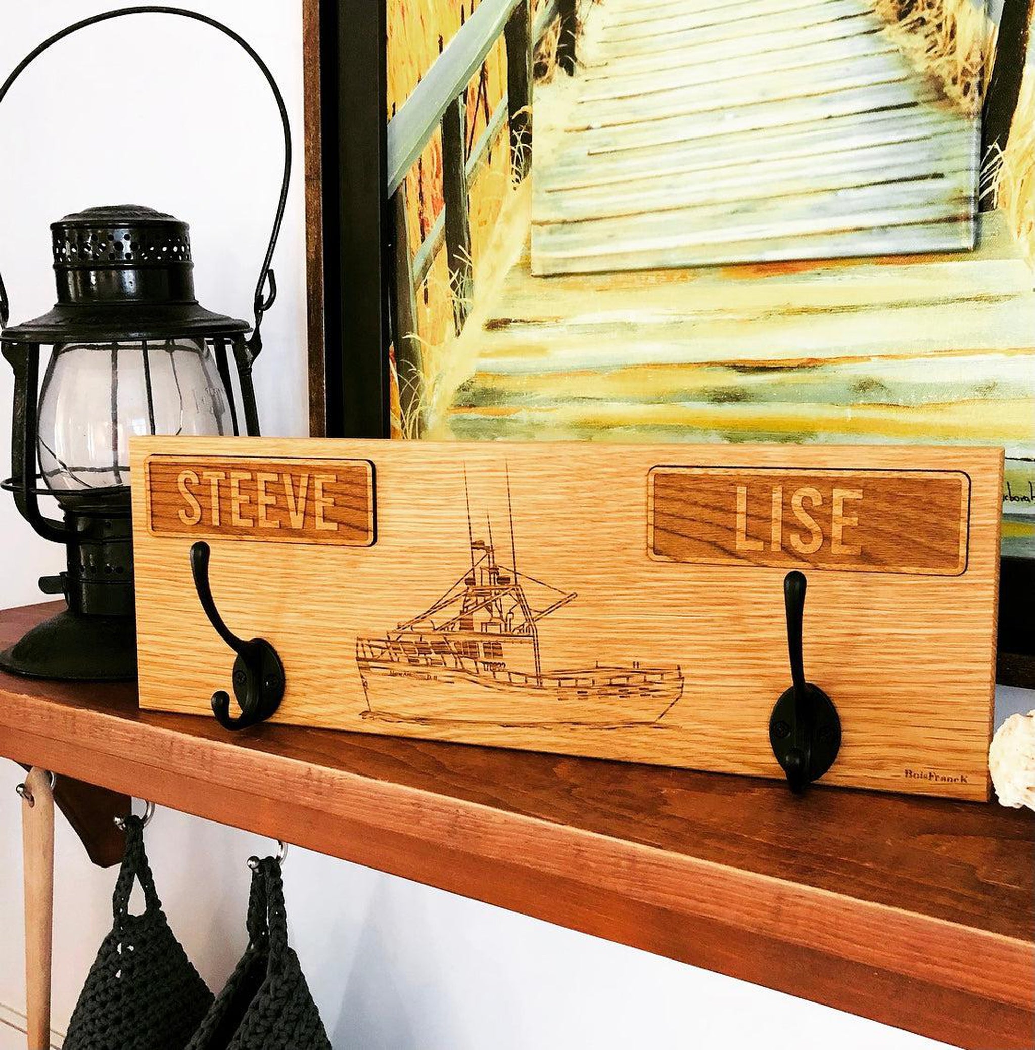 support à serviettes avec crochet en bois personnalisé-image bateau avec prénoms couple-BoisFrancK