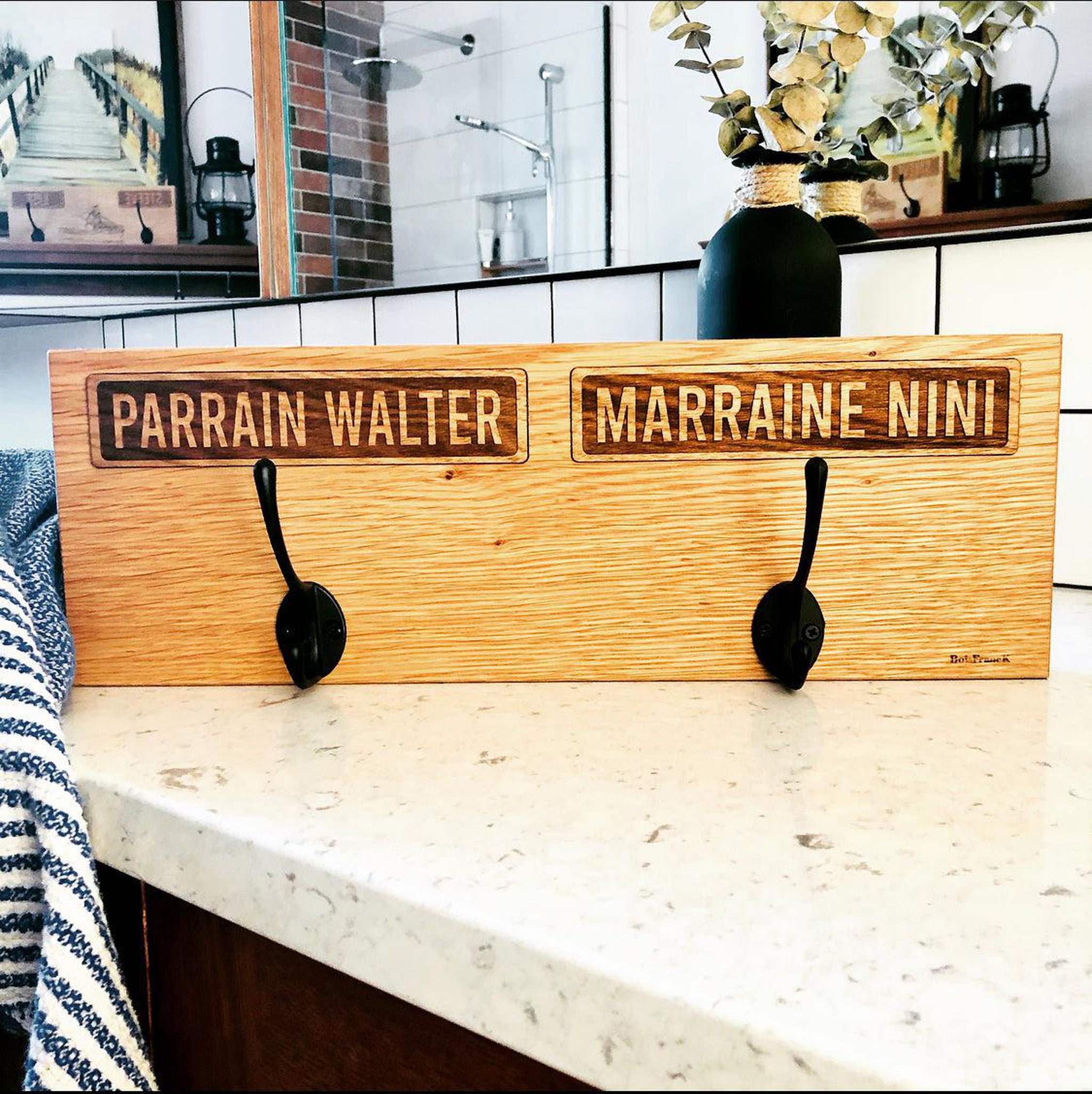 cadeau pour parrain et marraine-support pour serviettes avec crochets en bois personnalisé-BoisFrancK