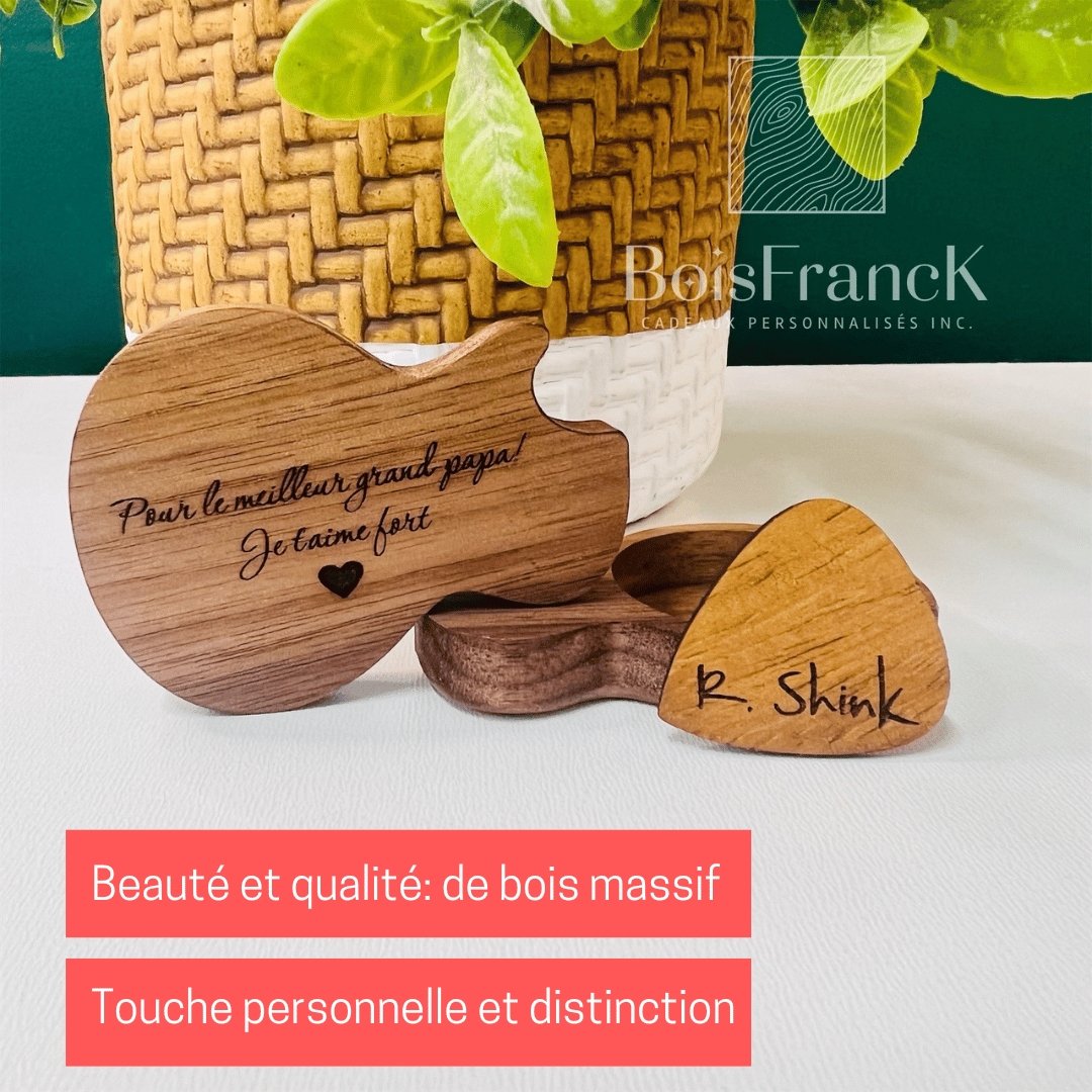 Vue de sous la boîte à pic avec texte personnalisée et vue du pic personnalisé devant un plante - BoisFrancK