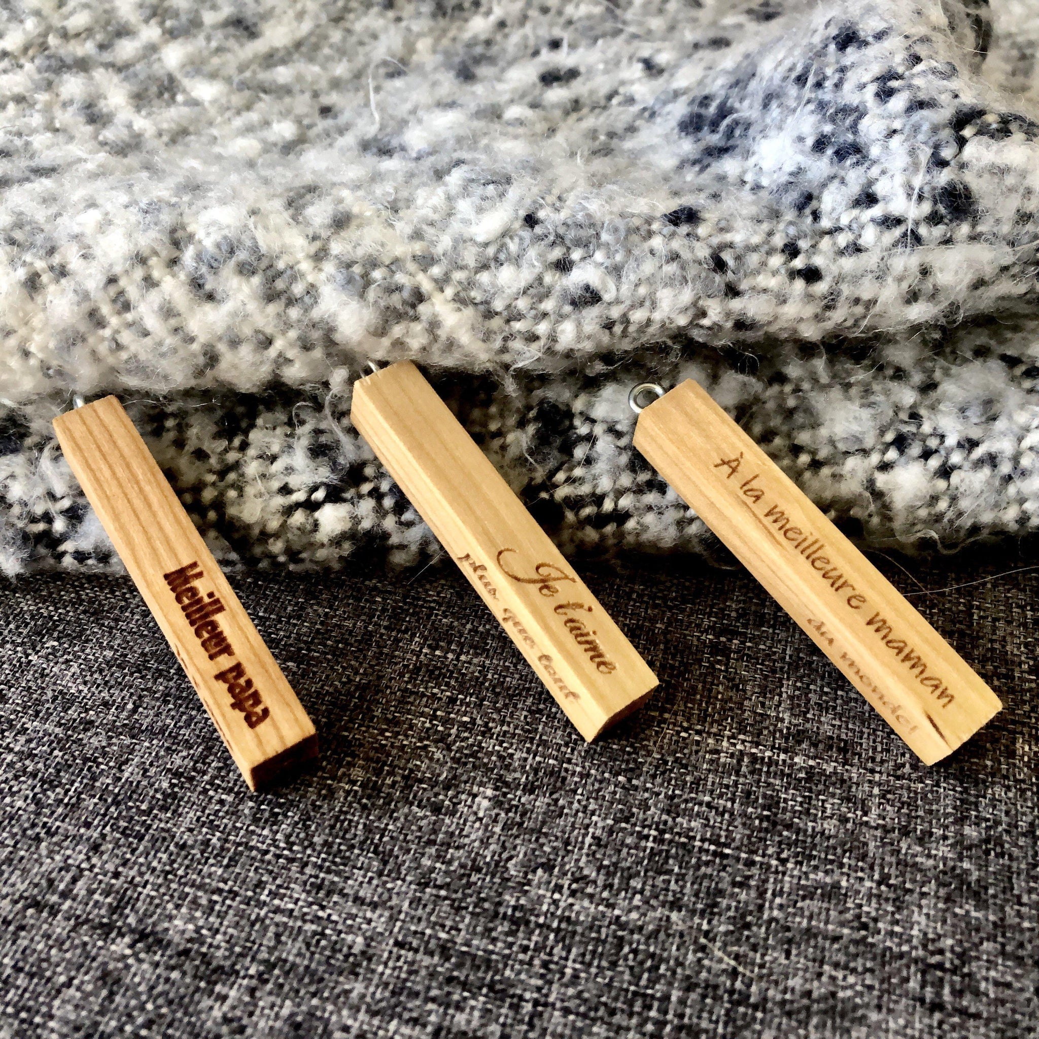 3 porte-clés en bois personnalisés minimaliste sur couverture