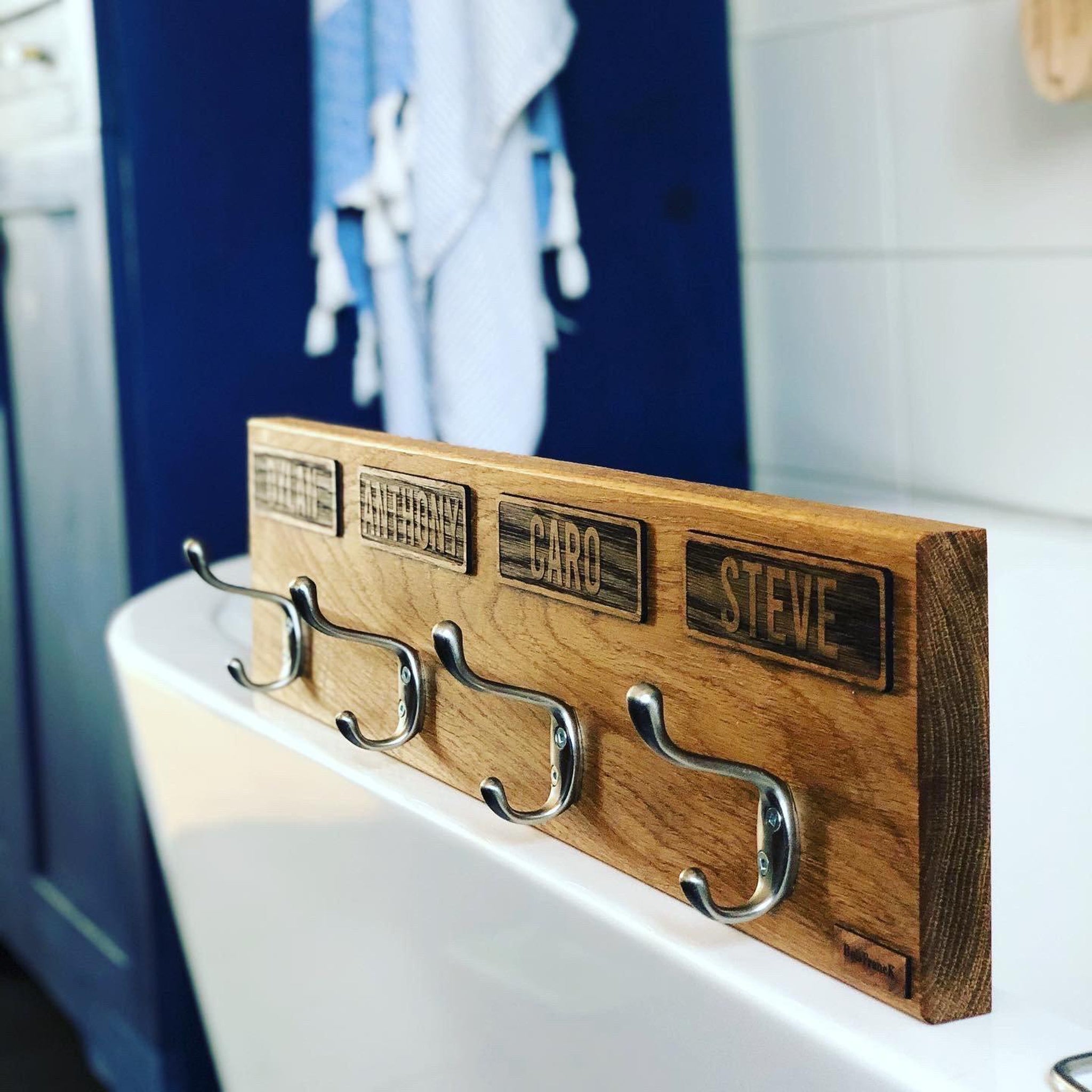 Porte-serviettes en bois personnalisé pour 4 personnes avec crochets-chêne blanc-crochet argent-BoisFrancK
