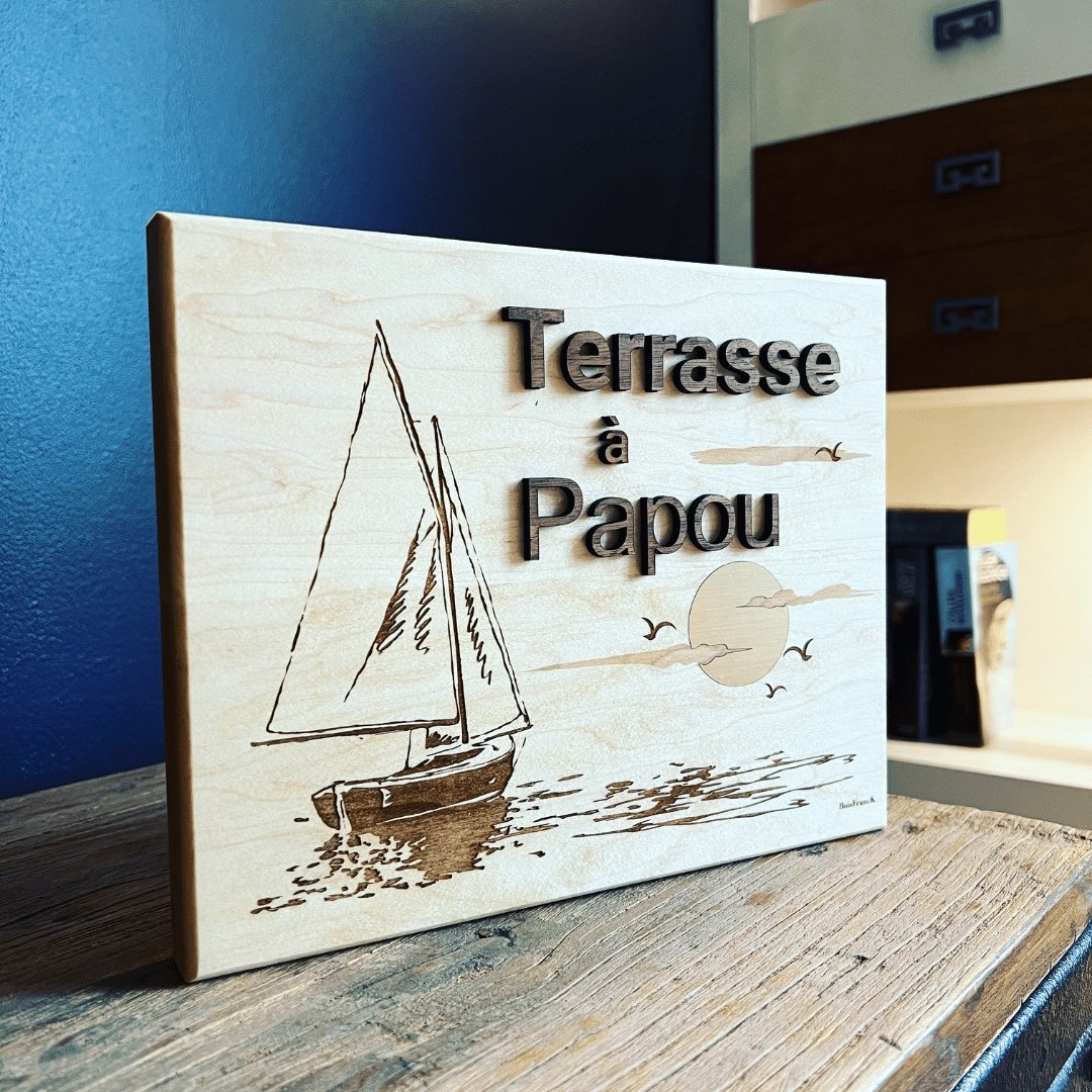 Belle plaque en bois avec un voilier gravé sur de l'érable et un texte en relief en noyer noir La terrasse
Papou- BoisFrancK