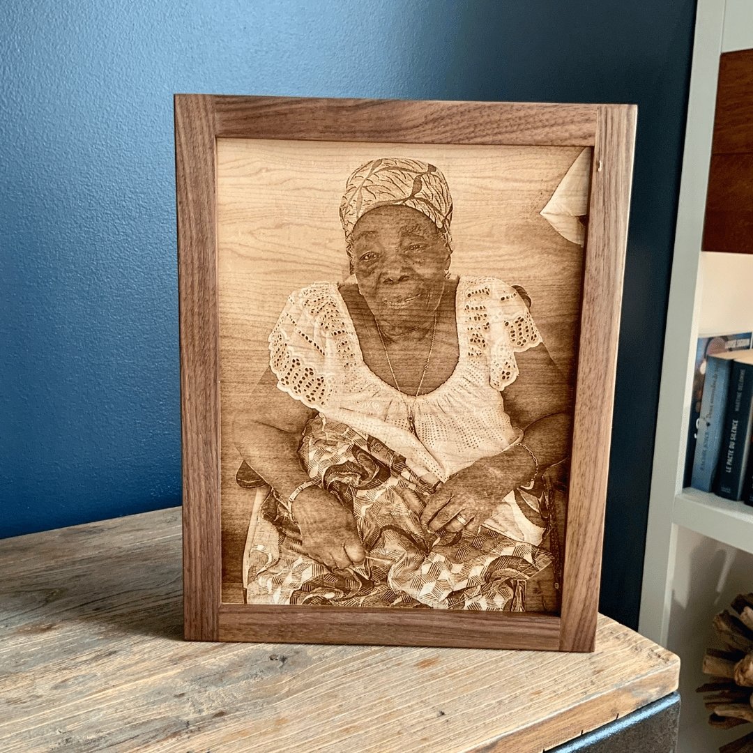 Photo d'une femme noir gravée sur de l'érable avec cadrage en noyer noir déposé sur un meuble en bois - BoisFranK