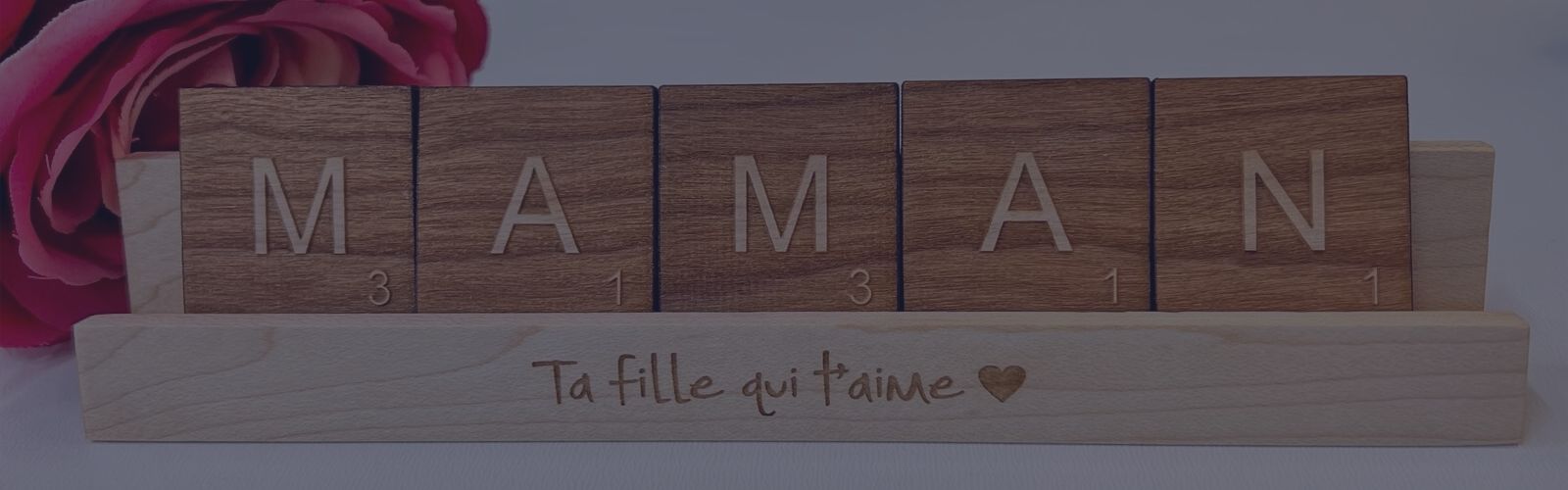 Mot ''Maman'' en lettres de scrabble sur un support au texte personnalisé