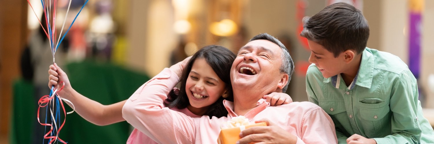 enfants avec leur père lors d'une fête