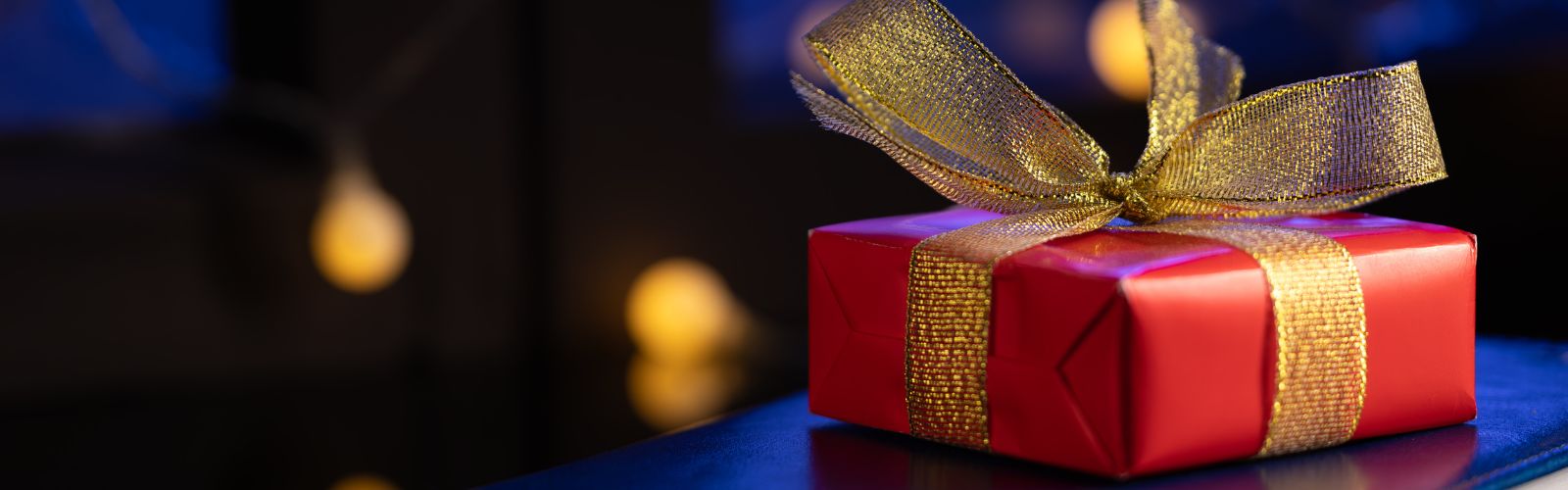 cadeau de noel emballé déposé sur un livre