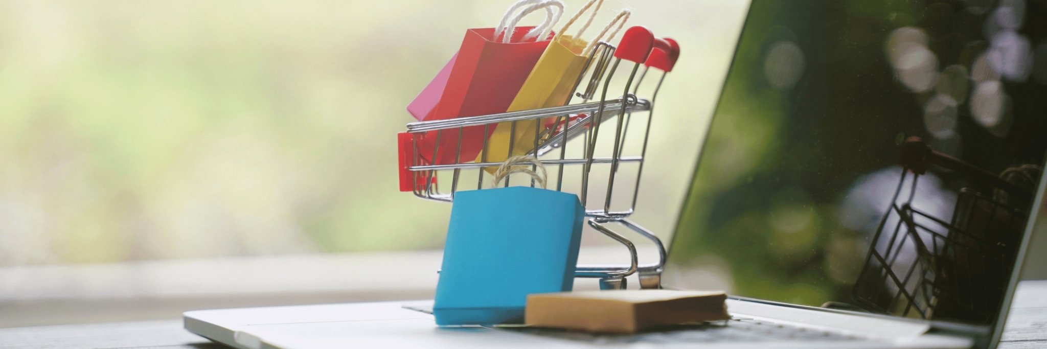 Panier en métal avec cadeau sur un portable