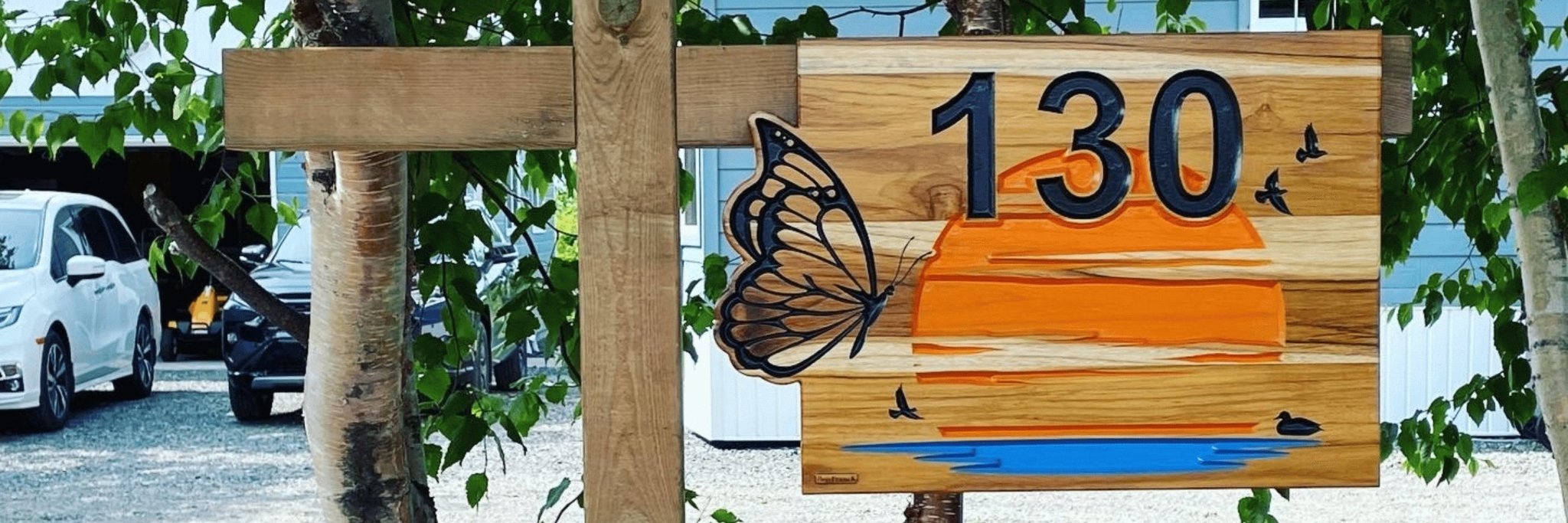 Pancarte en bois personnalisé d'un soleil et papillon sur équerres en bois-BoiSfrancK