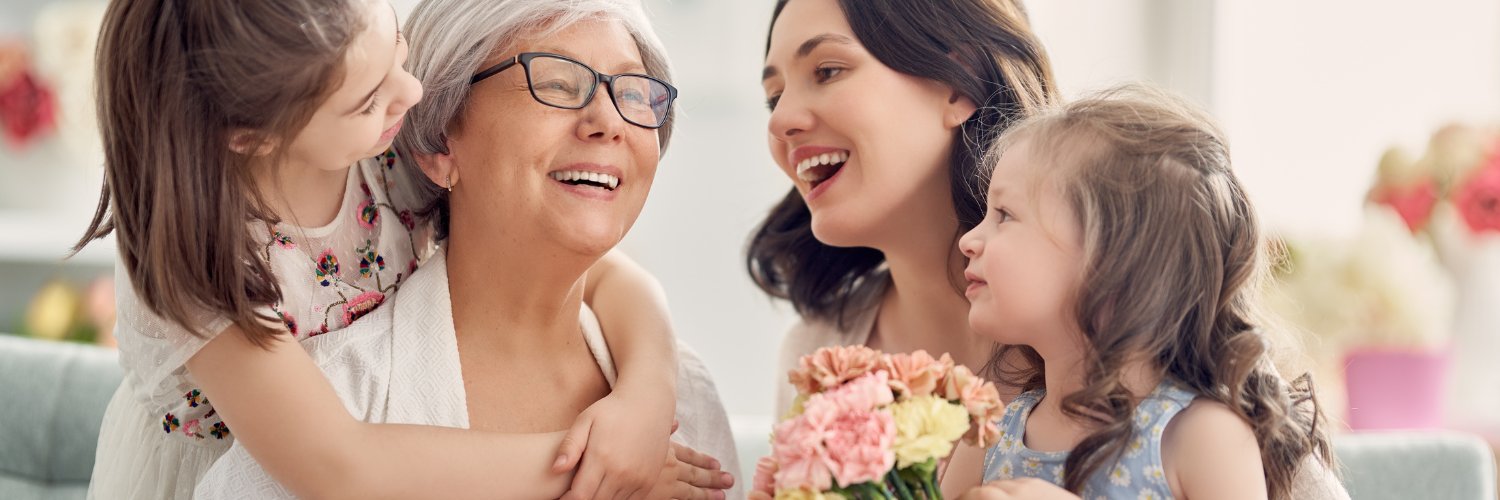 Grand-mère mère et fille se donnant un cadeau pour la fête des mères