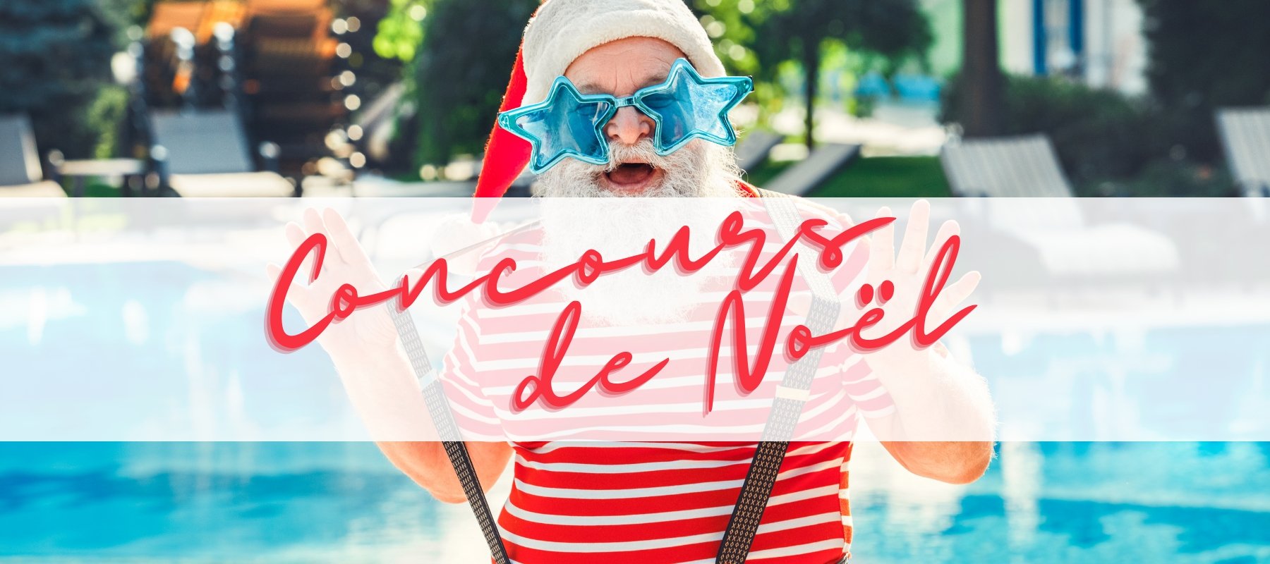 Père noel sur le bord d'une piscine