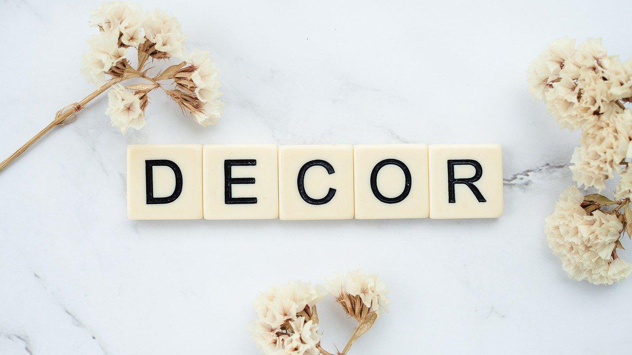 mot décor en lettre blanches