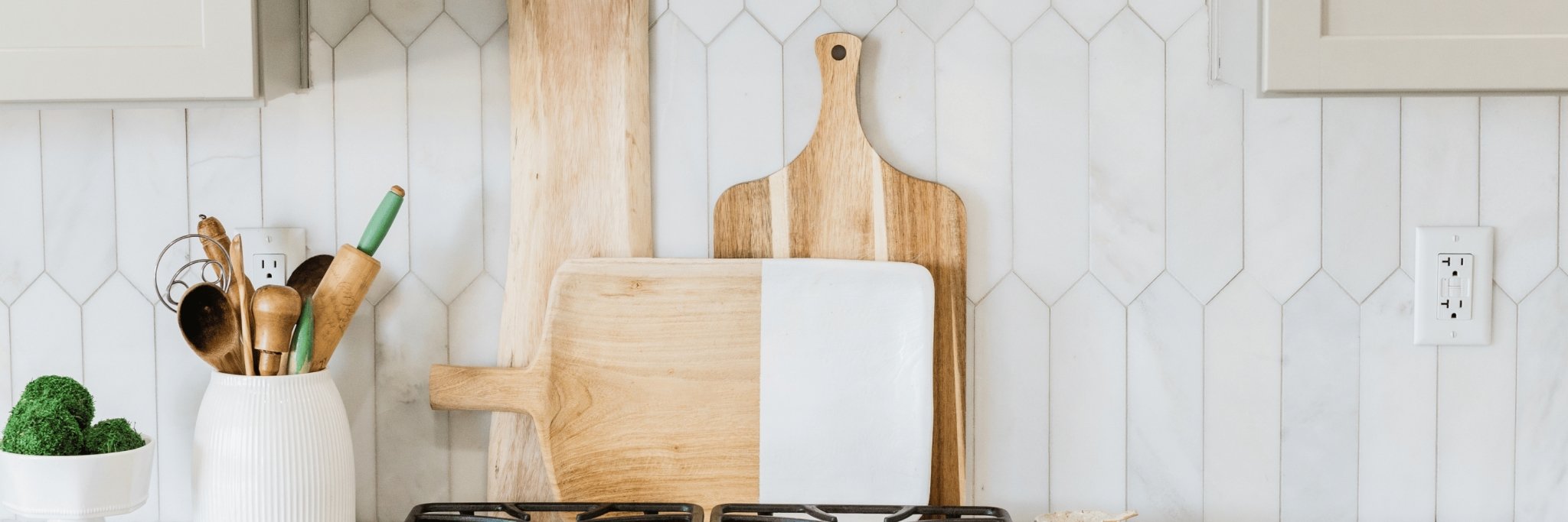 3 planches à découper sur un dosseret blanc