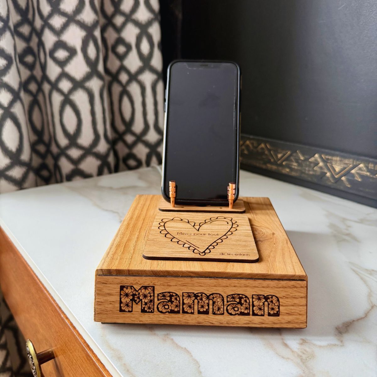 Station téléphone en bois personnalisée gravure Maman — support ajustable — BoisFrancK
