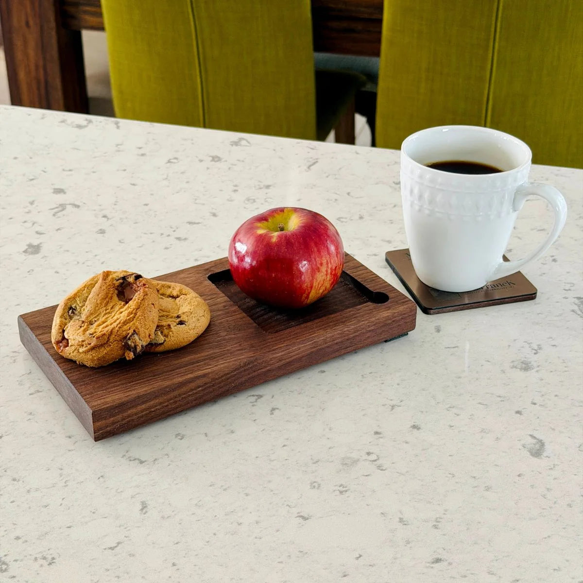 Plateau de service en bois avec café, biscuit et pomme — BoisFrancK