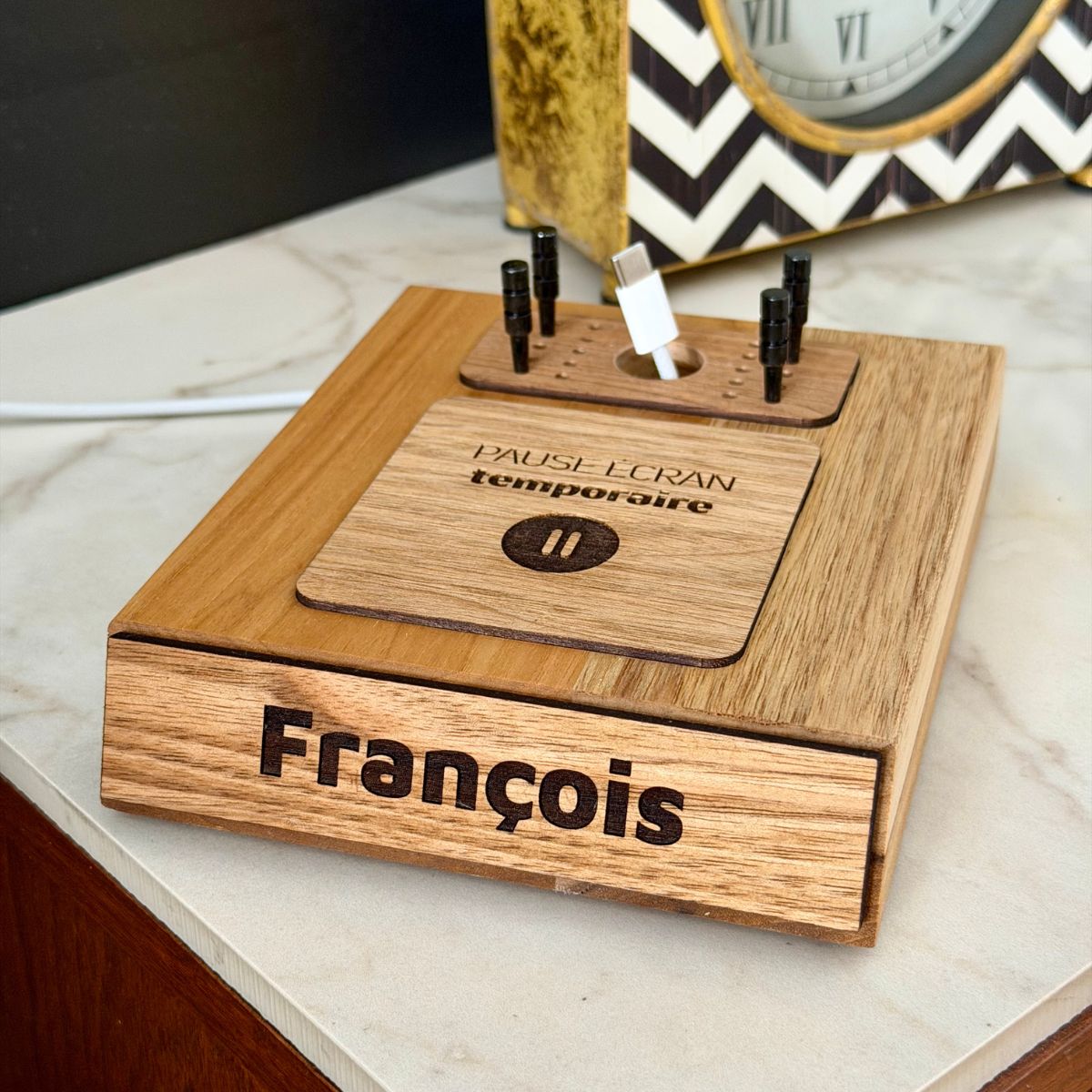 Station téléphone en bois vue de dessus — plateau de dépôt et pins — BoisFrancK