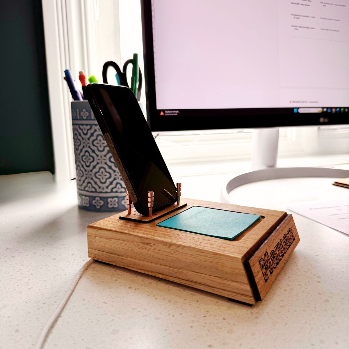 Station téléphone en bois sur bureau avec écran — BoisFrancK