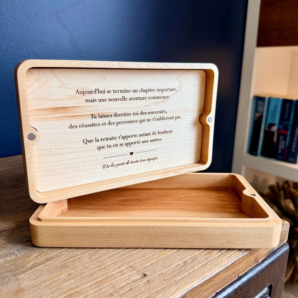 Boîte souvenir en bois merisier personnalisée — cadeau retraite, message gravé- BoisFrancK