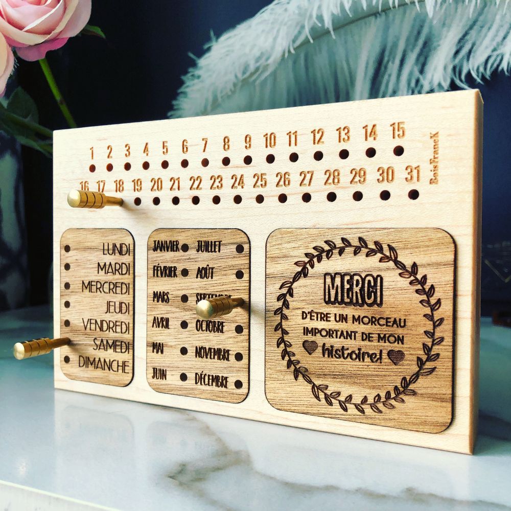 Calendrier perpétuel en bois personnalisé — plaquettes mobiles en français, pins métal — BoisFrancK
