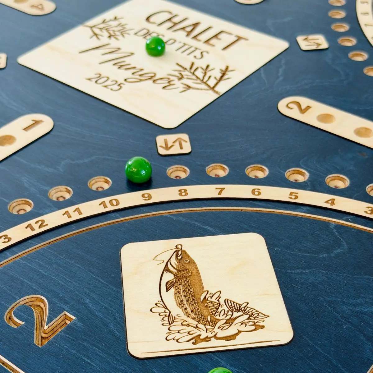 Jeu de tock artisanal personnalisé — détail gravure laser plaquette coin et du jeu — BoisFrancK
