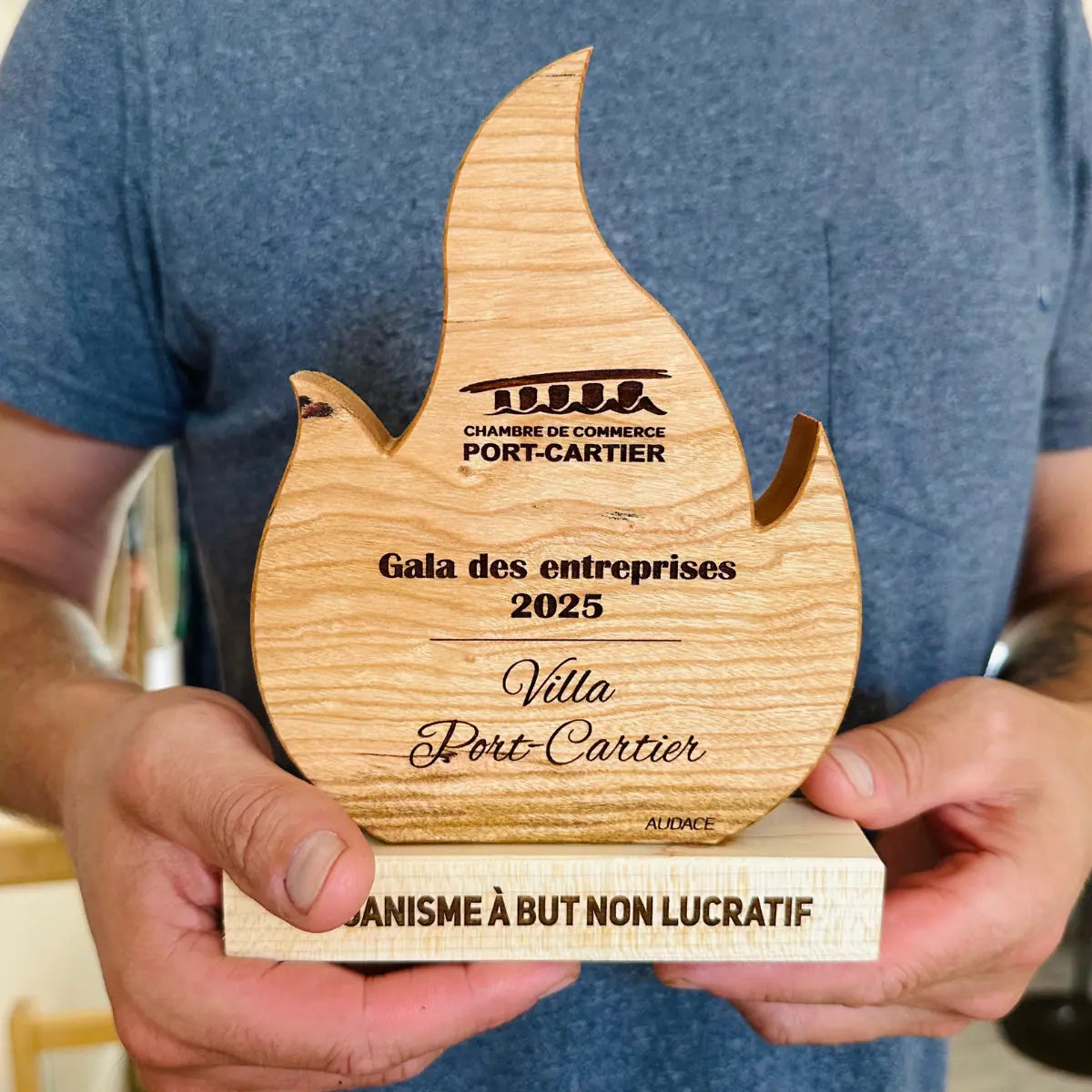 Détail de gravure laser sur trophée en bois massif, précision et finition BoisFrancK