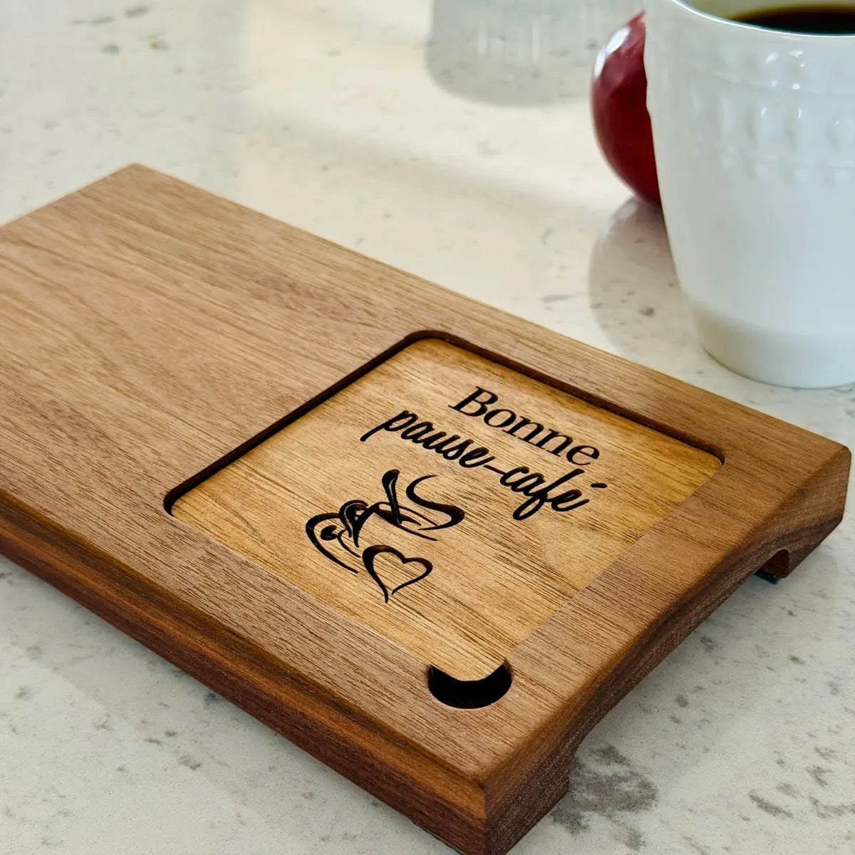 Gros plan sous-verre amovible gravé "Bonne pause-café" et poignée intégrée — noyer cendré — BoisFrancK