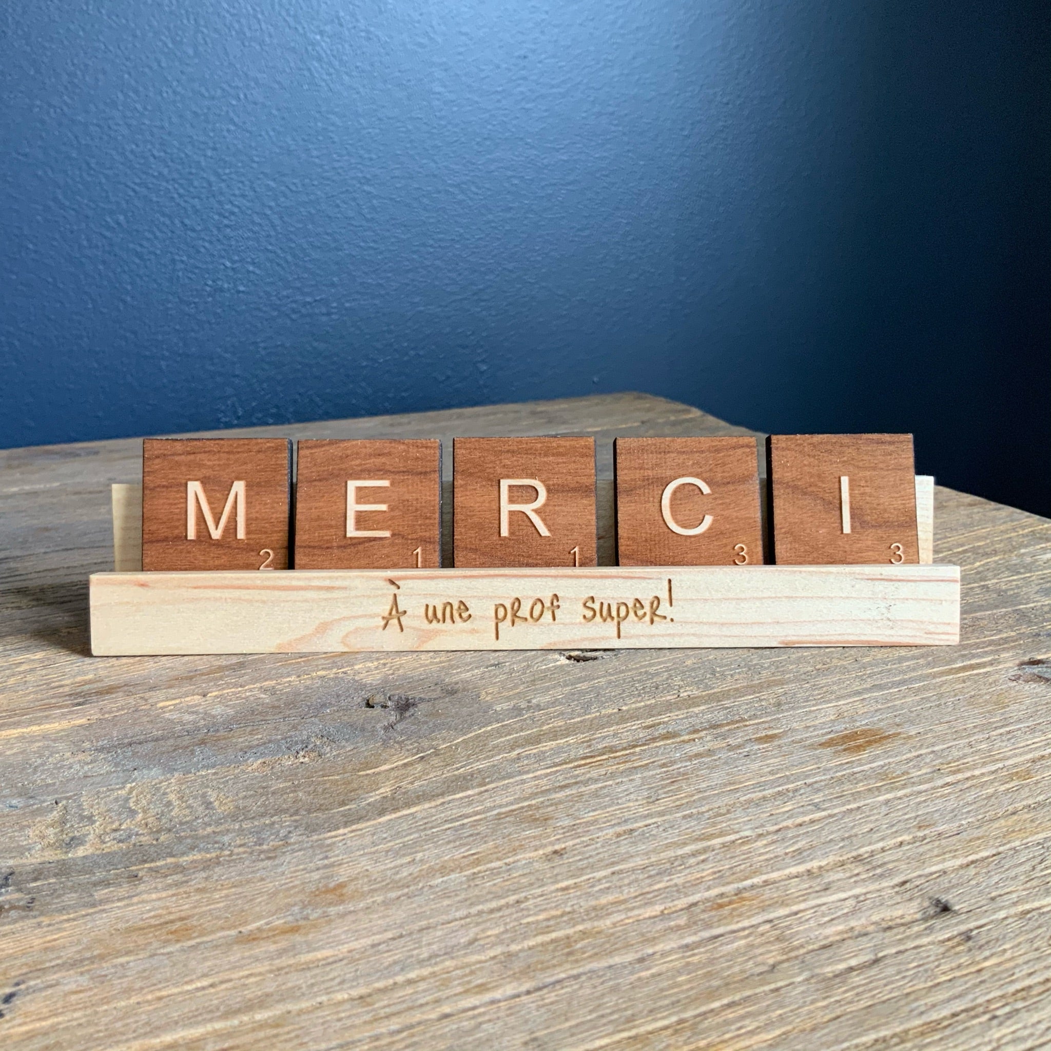 Mot en lettres de scrabble sur support en bois personnalisé