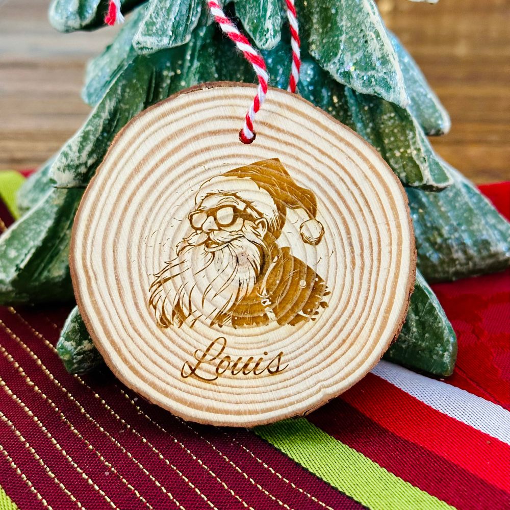 Boule de noel en bois rondin personnalisée — modèle Père Noël, prénom gravé au laser