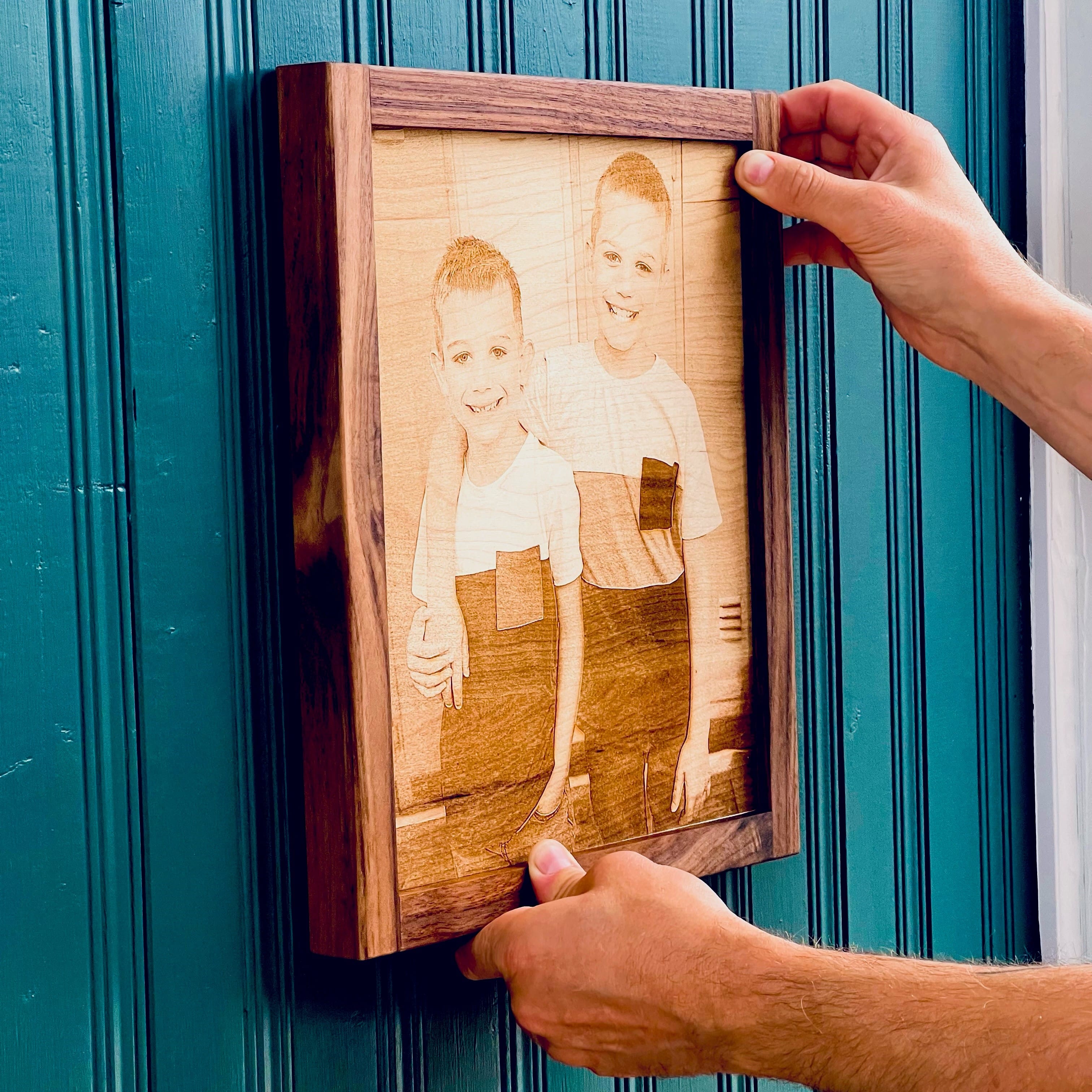 Photo sur bois avec cadrage en noyer noir- 2 enfants-qqn accroche le cadre au mur-BoisFrancK