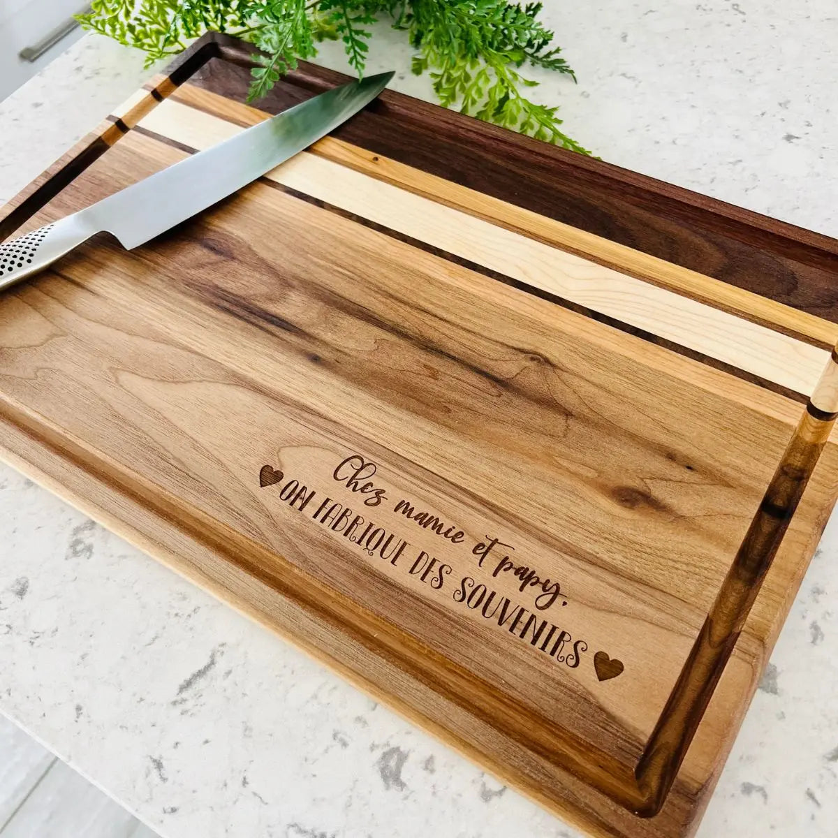 Planche à découper personnalisée en noyer noir avec insertions -rainure à jus-avantage-fabriquée au Québec