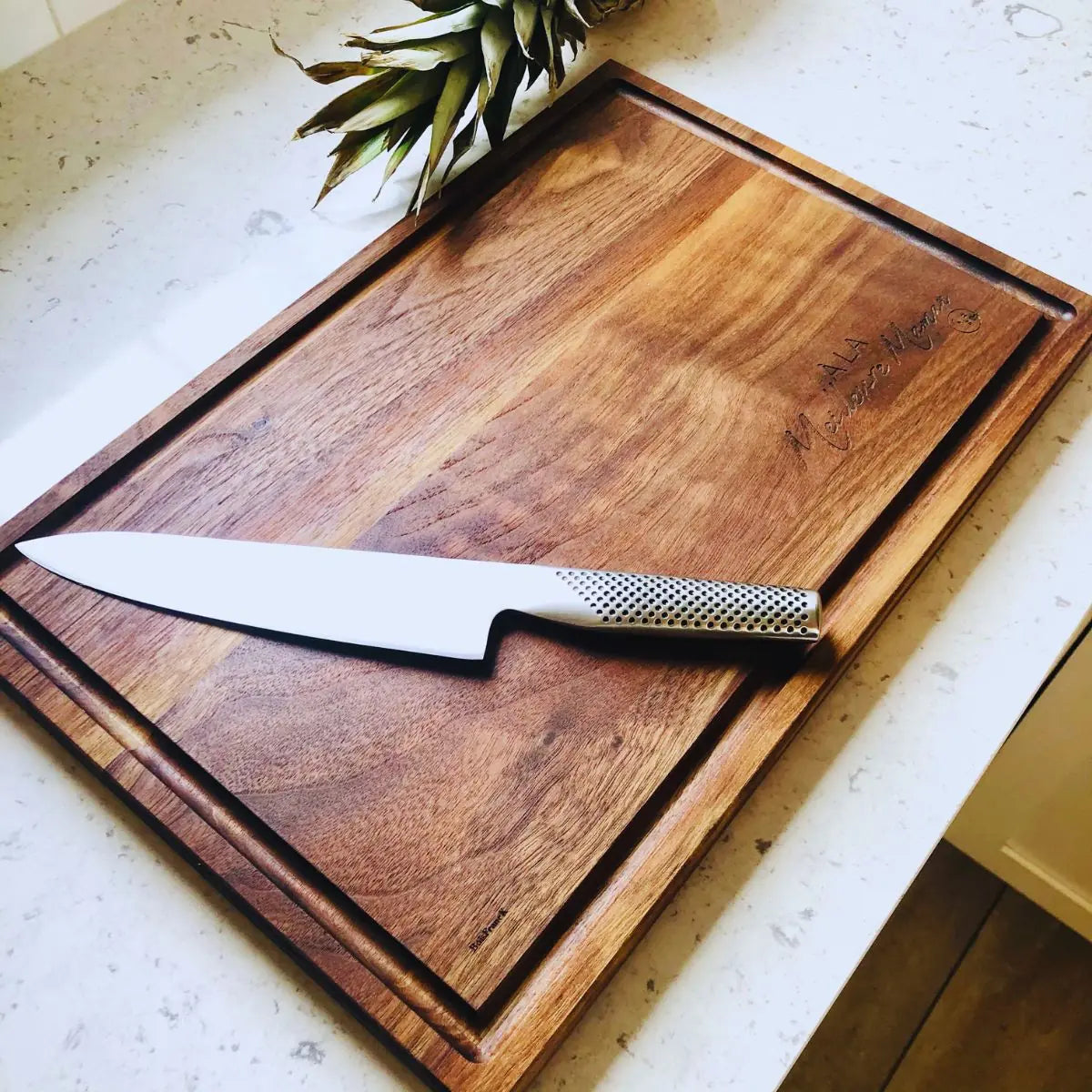 Planche à découper personnalisée en noyer noir, bois massif huilé, fabrication artisanale au Québec