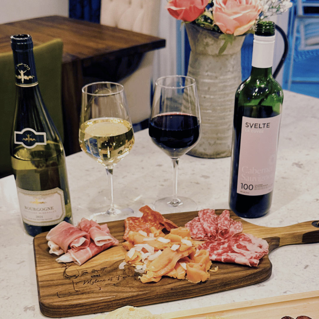 Planche de service personnalisée en bois de noyer noir- avec charcuterie et vin sur ilot de cuisine-BoisFranCK