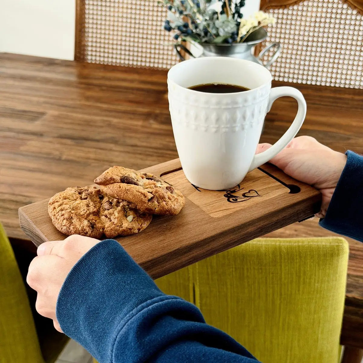 Plateau de service en bois tenu en main avec café et biscuits — usage quotidien — BoisFrancK