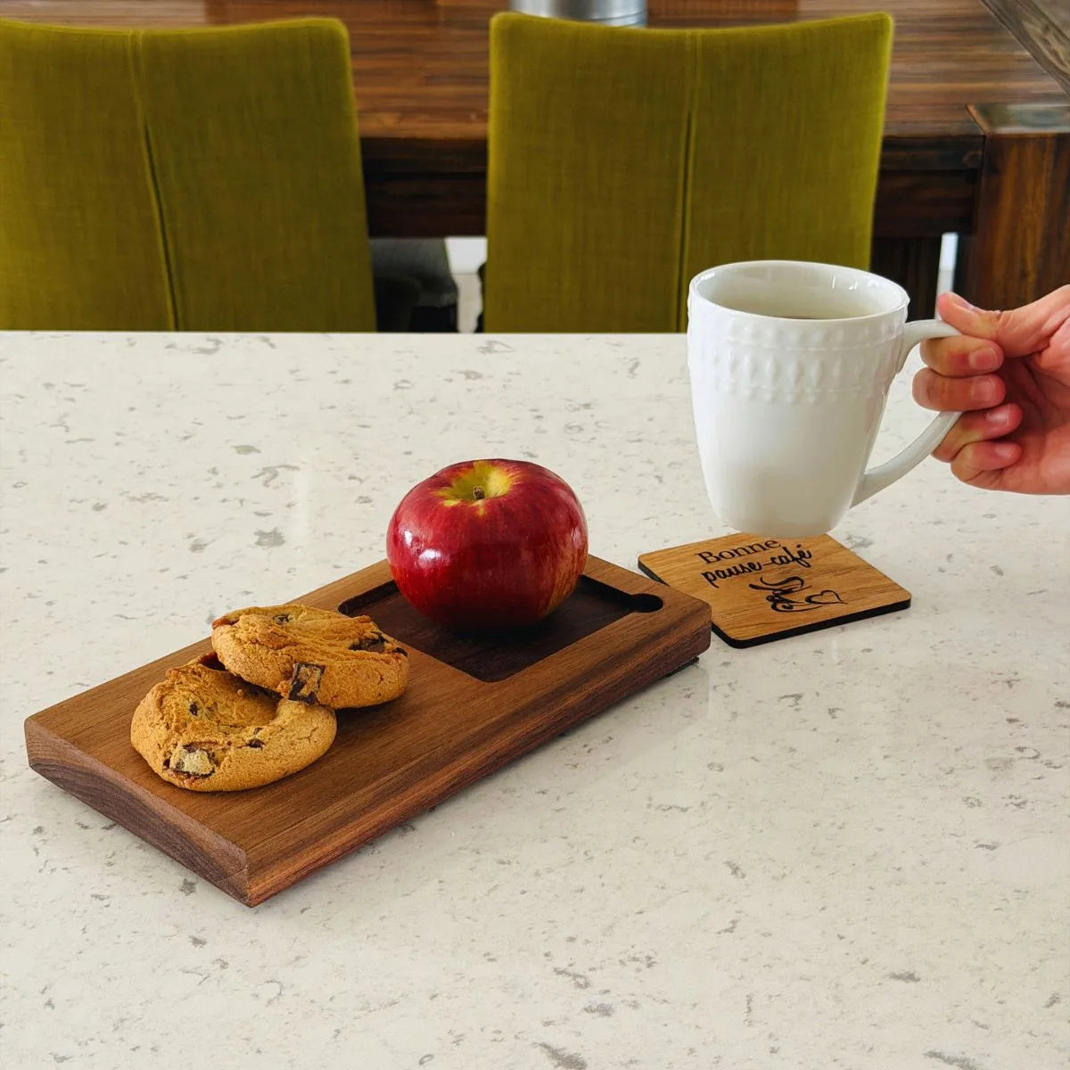  Plateau de service en bois personnalisé avec café, biscuits et pomme — sous-verre gravé