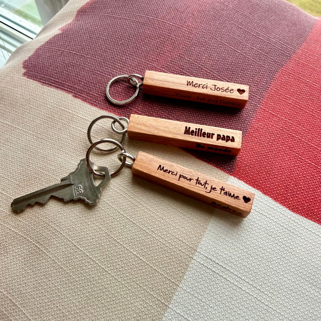 Porte-clé en bois minimaliste prisme 4 faces personnalisables - BoisFranck 