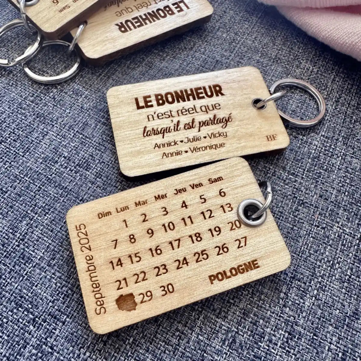 Porte-clé save the date — recto calendrier et verso personnalisé gravés au laser — BoisFrancK