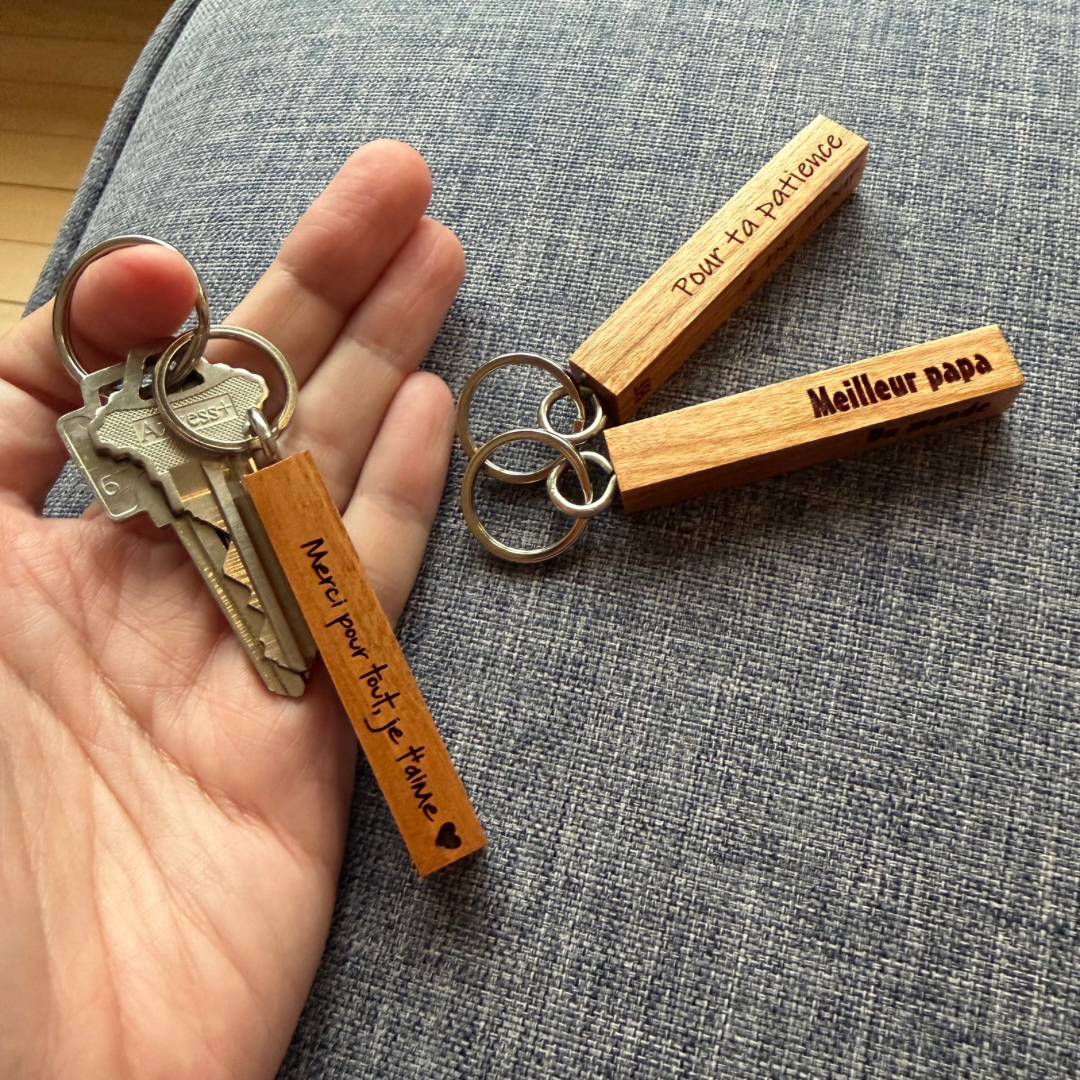 Porte clés en bois moderne et minimaliste - prisme à 4 faces personnalisables 