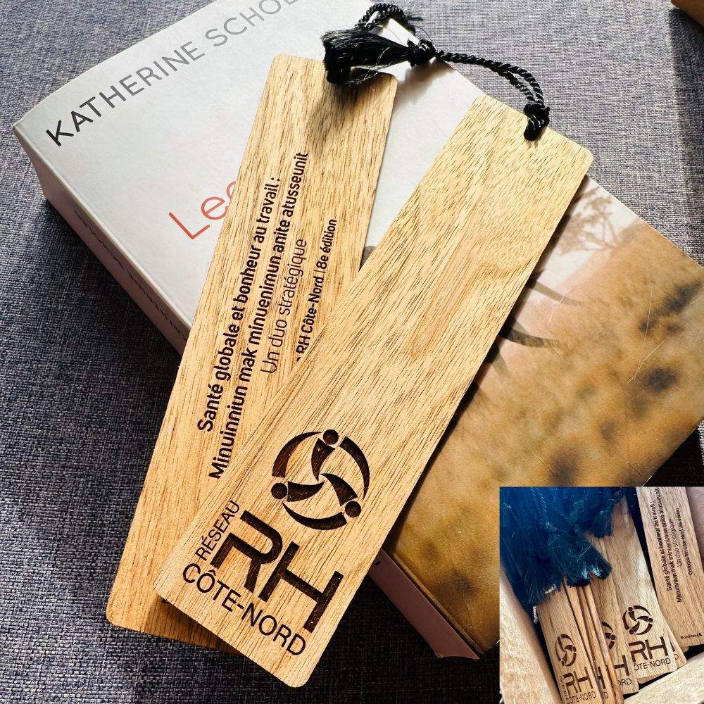 Signets en bois personnalisés avec logo pour entreprise — noyer cendré 