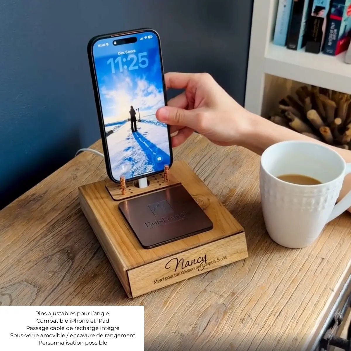 Station de bureau en bois avec pins ajustables et passage de câble pour recharger un iPhone en position verticale