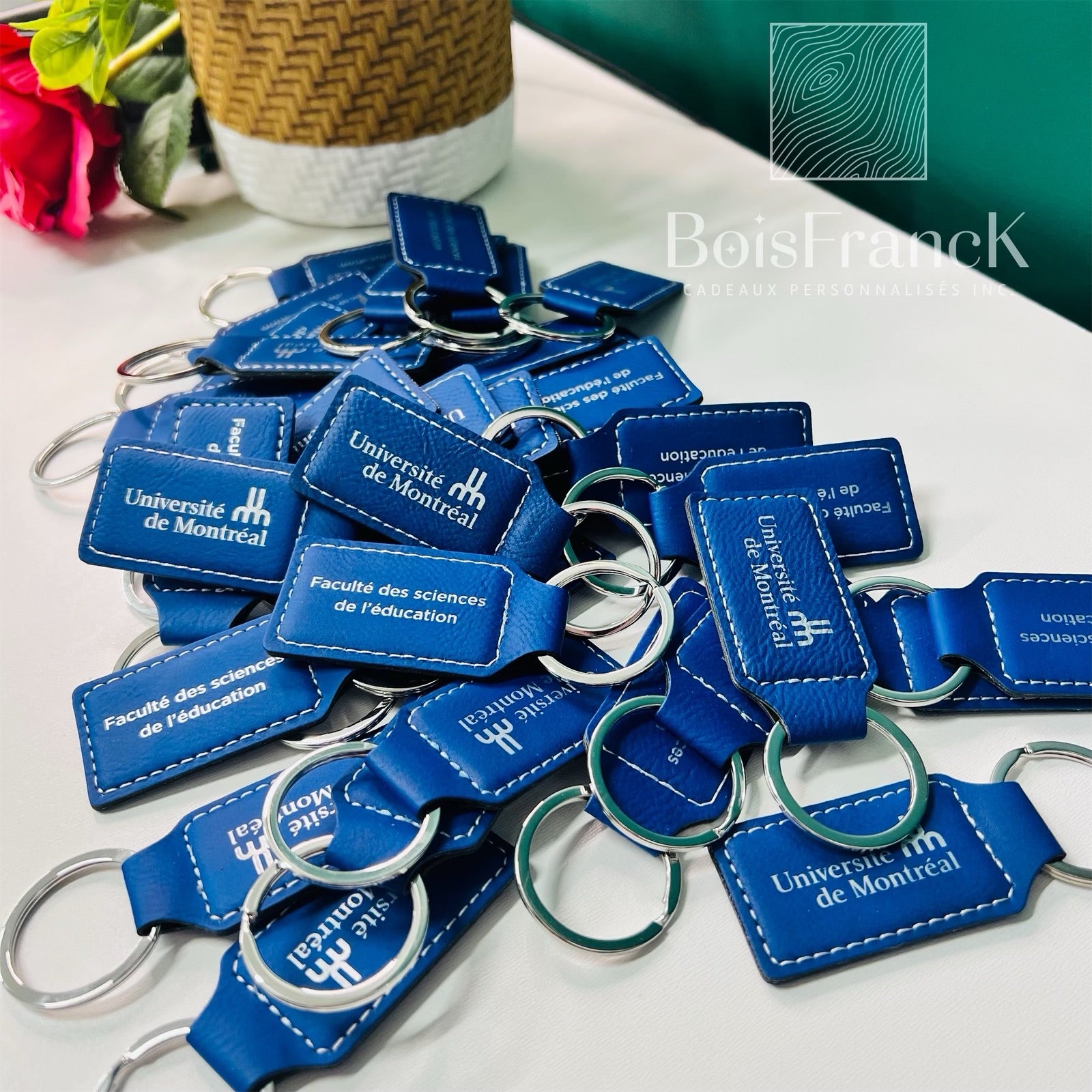 Porte-clés en cuir bleu gravés du logo UdeM- BoisFrancK