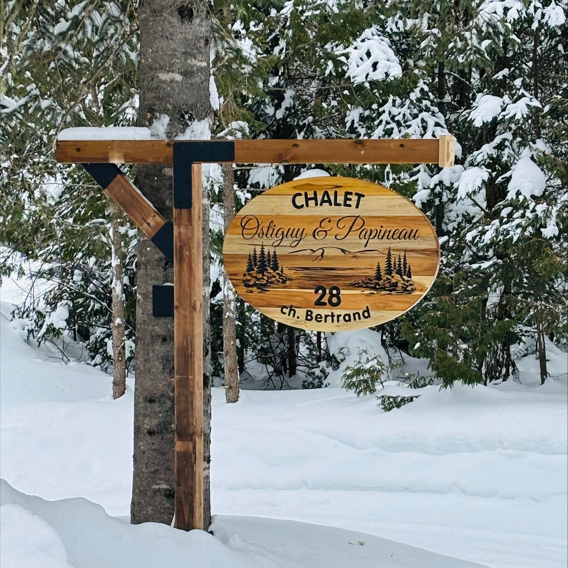 Pancarte bois extérieur personnalisé chalet Ortiguy Papineau ovale hiver neige installée poteau - BoisFranck Québec