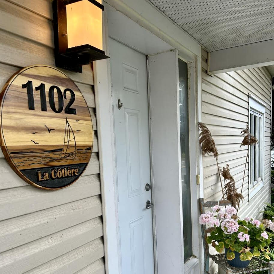 Pancarte bois extérieur personnalisé La Côtière 1102 ronde voilier installée maison - BoisFranck Québec