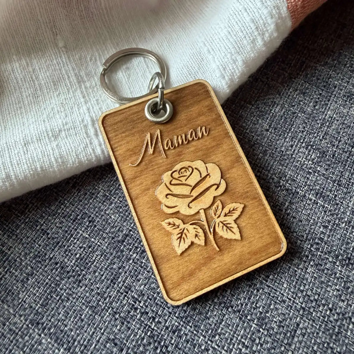 porte-clé personnalisé en bois gravé maman avec une fleur- BOisFrancK