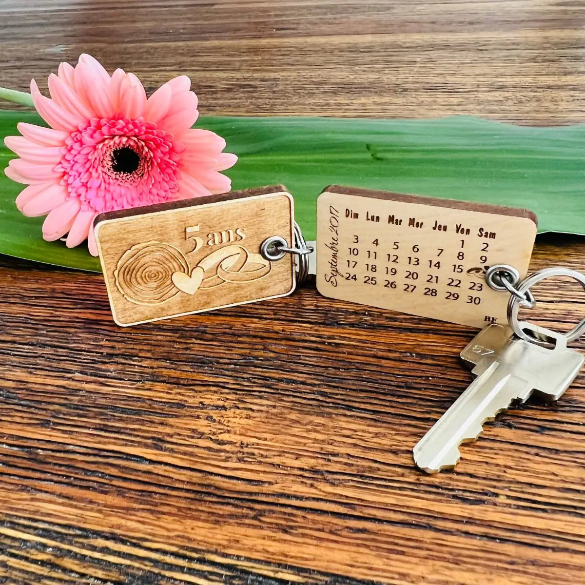 Porte-clé save the date bois — noce de bois, anniversaire mariage gravé au laser — BoisFrancK