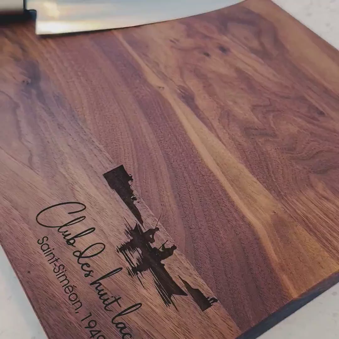Planche à découper noyer noir personnalisée avec gravure laser - Gros plan du détail