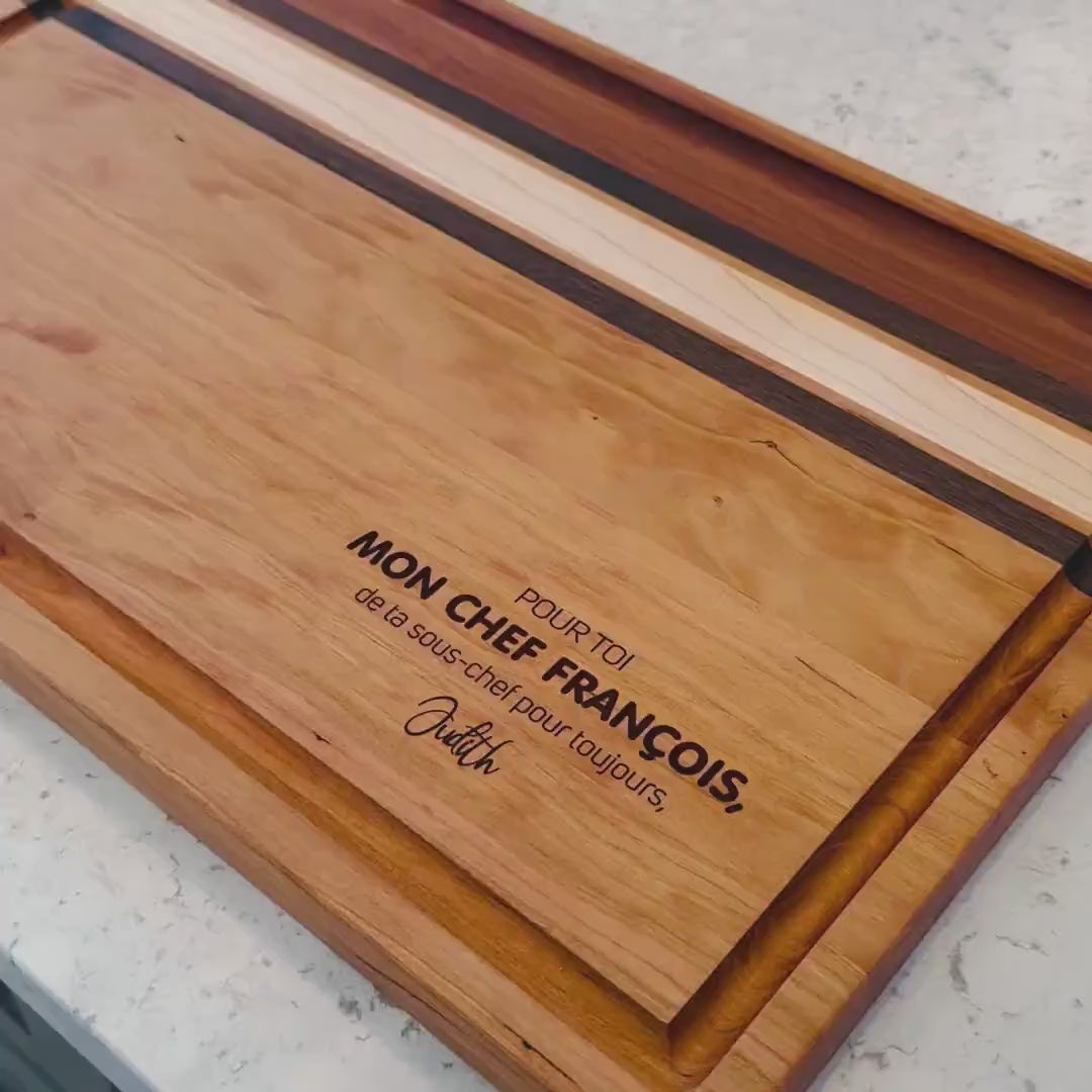 vidéo d'une planche à découper pesronnaliee en bois de cerisier-gravure unique -insertions -BoisFranck